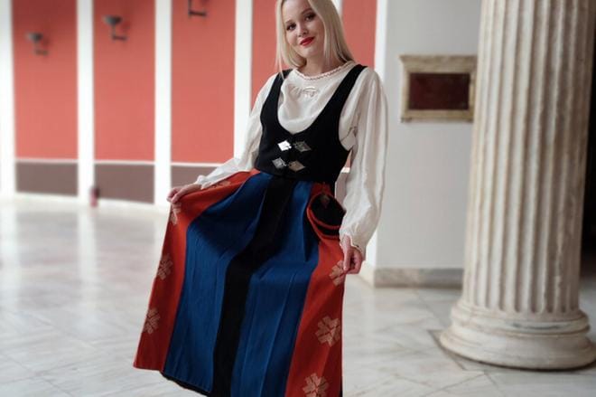 Iida Hynnilä voitti sekä Miss Press Planet 2021 -palkinnon että Miss Friendship Planet 2021 -palkinnon. Finaalissa hän kisasi Kuortaneen kuoropuku yllään, ja puku on Hynnilän mummon tekemä.