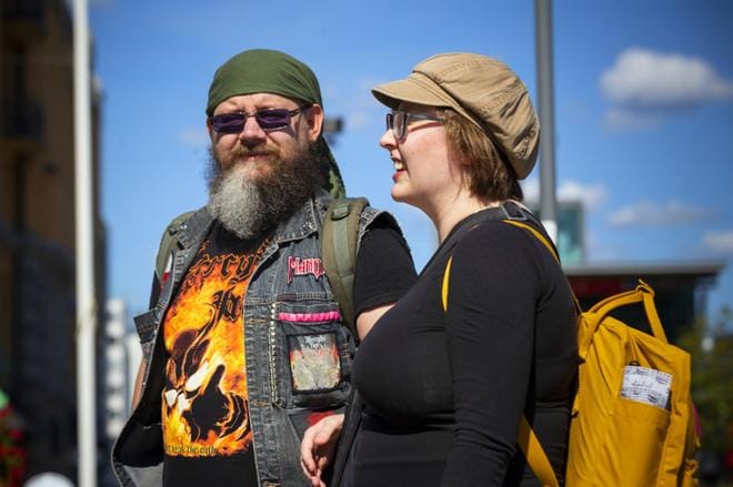 Atte Kiljunen ja Salla Puukko kaipaavat takaisin teatteriin ja keikoille. Heistä rokotuspassi on hyvä idea, mutta se ei saa arvottaa ihmisiä. KUVA: JARNO PELLINEN