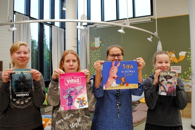 Tiimiläisistä Waltaria lukeva Aino Leppä tarttui kirjastossa Khouryn Merkkiin, Anu-Maria Salmi Janryn Virukseen, Anne Kärki Vuoren Sika ja oikukas sieni -teokseen. Silja Jousmäki pysyi uskollisena Rowlingin Pottereille. KUVA: EEVA-LIISA KULJU