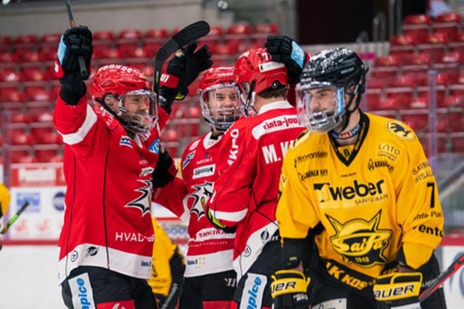 Roope Talaja, Jesse Paukku ja Michael Keränen juhlivat Paukun tekemään 2–0-ylivoimamaalia. Edessä SaiPan puolustaja Mario Grman. KUVA: SAMPPA TOIVONEN