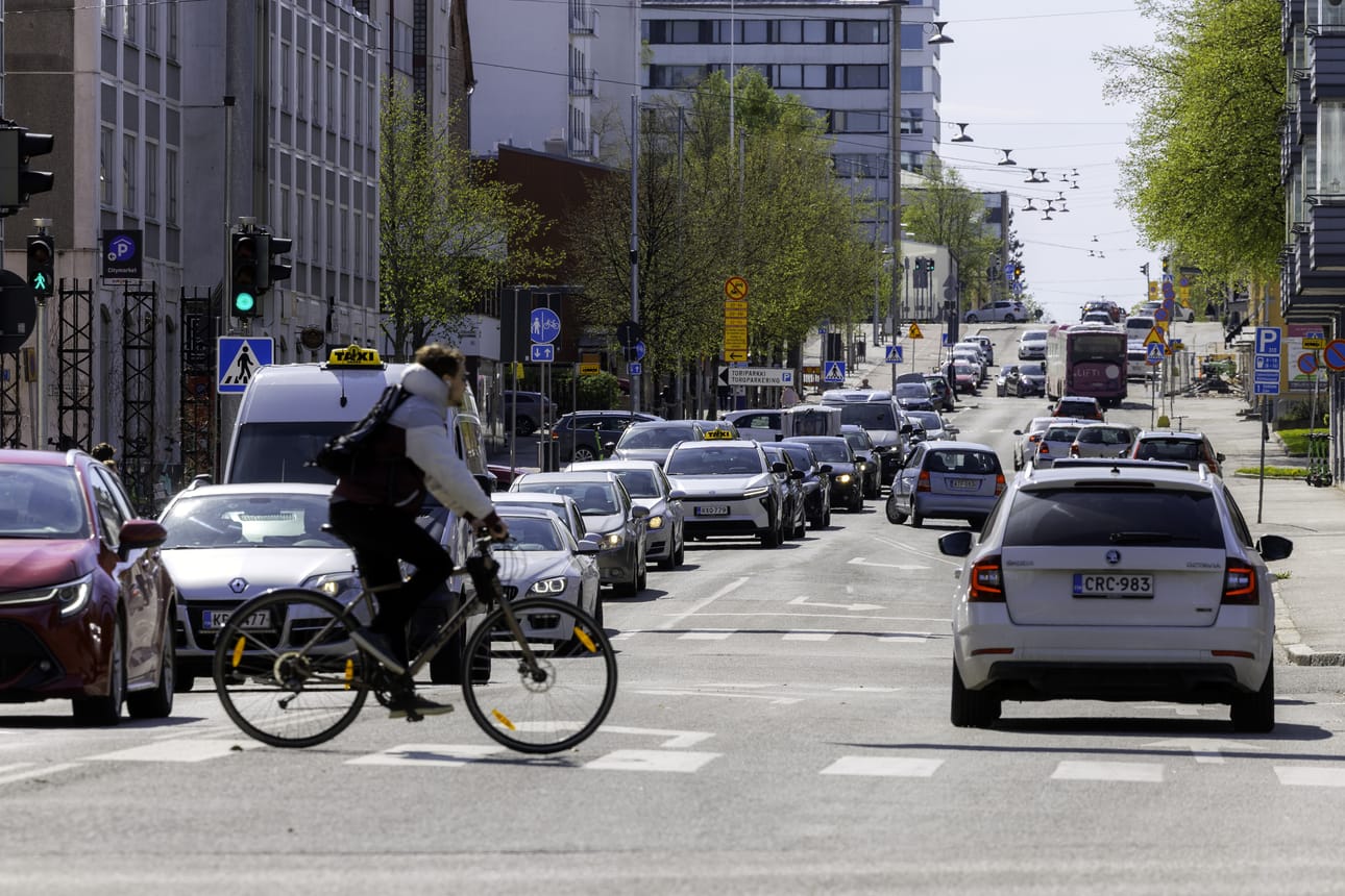 Hietasaarenkatu on täyttynyt ruuhkista viime päivinä.