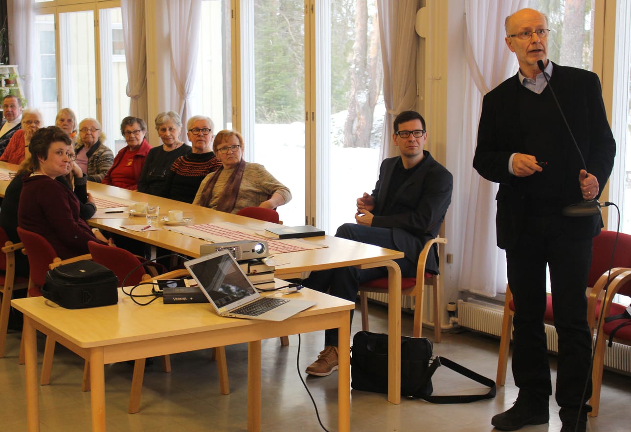 Geriatrian professori Jaakko Valvanne kertoi valaisevin esimerkein, kuinka vanhuksen itsemäärämisoikeutta voi kunnioittaa.