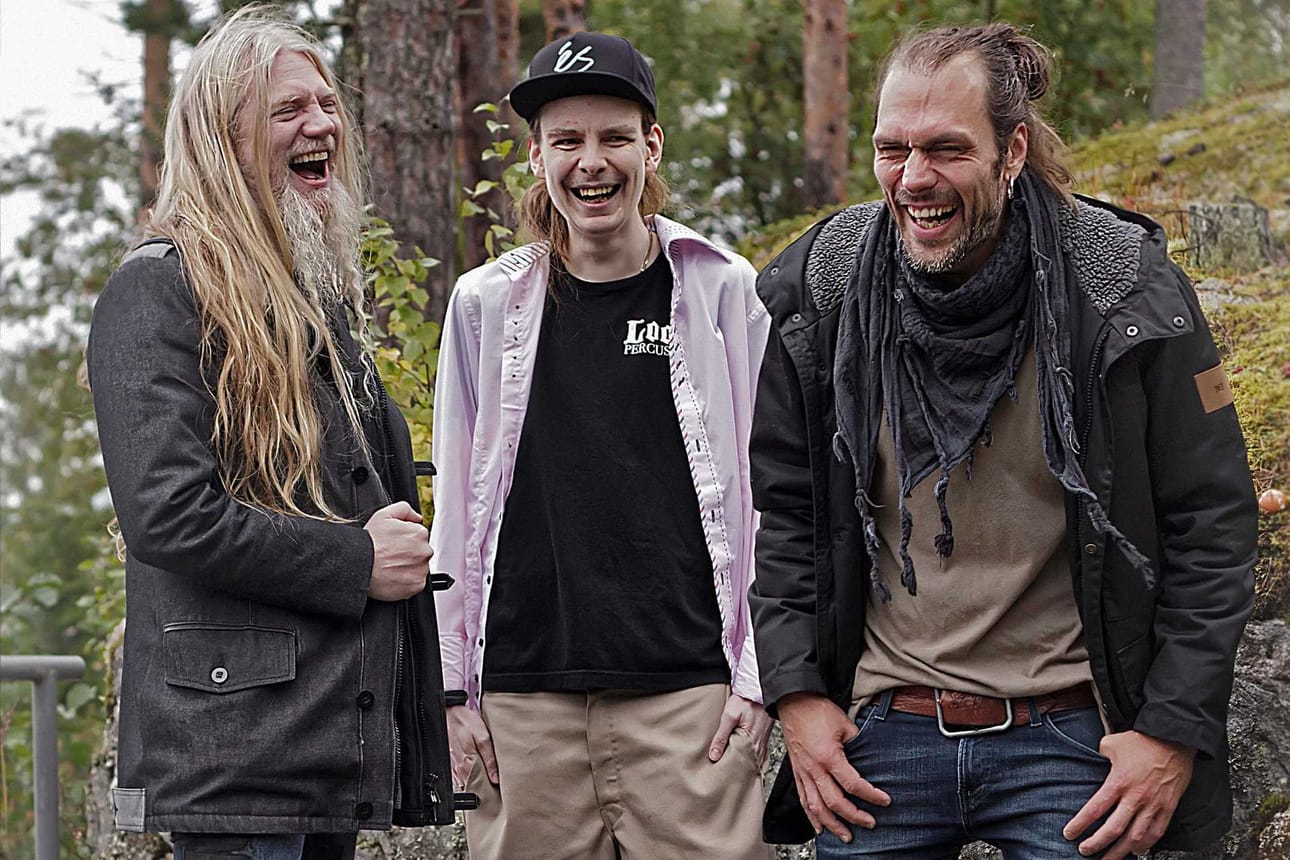 Samanhenkiset Marco Hietala, Ari Koivunen ja JP Leppäluoto ovat laulaneet yhdessä muun muassa Raskasta Joulua -kiertueilla.
