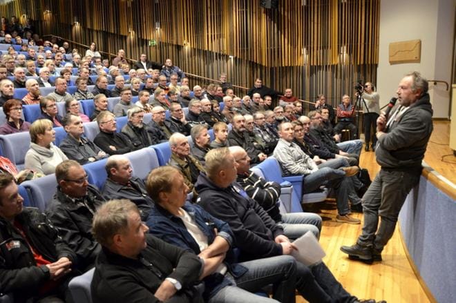 Henry Penttilä kertoi Kurikan yhteiskoululla suurpetolaskennan tuloksista. KUVA: HANNELE YLI-VIITALA