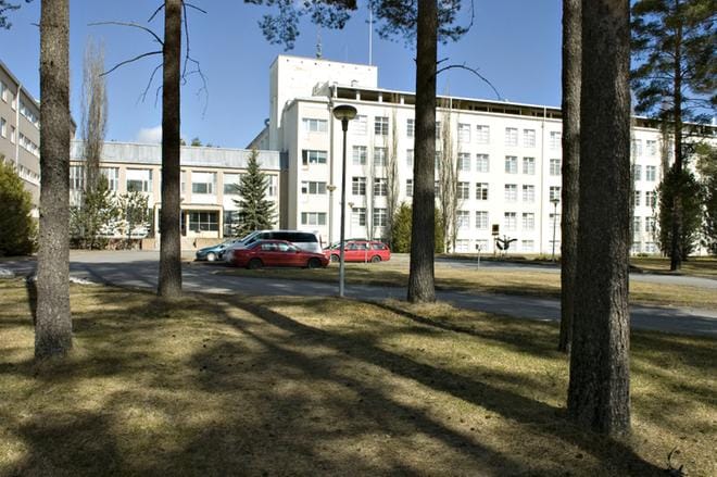 Härmän sairaalan päärakennus on valmistunut vuonna 1933 ja lisäosat vuosina 1960 ja 1996. Neliöitä on yhteensä noin 14 000. Alueella on myös kolme muuta rakennusta: lämpökeskus, väestönsuoja, korjausverstas. Maa-ala on noin 5 hehtaaria. ARKISTOKUVA: JUSSI ASU