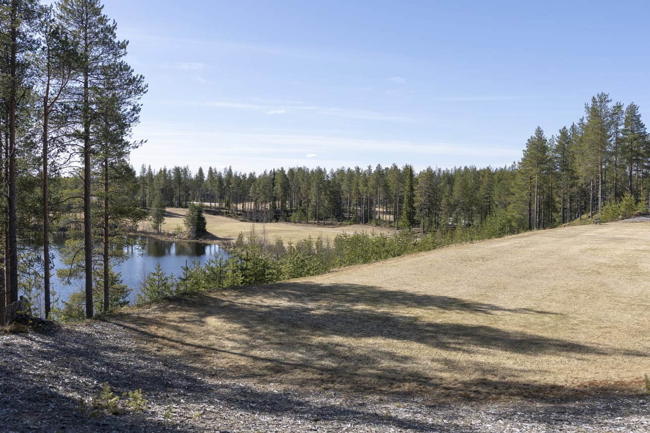 Aikainen kevät mahdollistaa sen, että Petäjäkankaan golfkenttää on jo alettu valmistella pelikuntoon pian käynnistyvälle kesäkaudelle.