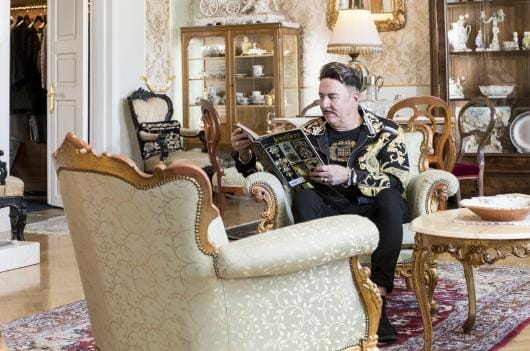 Markku Ellalalle rakkain kalusteryhmä on jo opiskelijaboksiin ostettu kuningas Farukin rokokoo-sohvakalusto. Ellala on maalannut itse asunnon sisäkatot. KUVA: Pekka Rautiainen