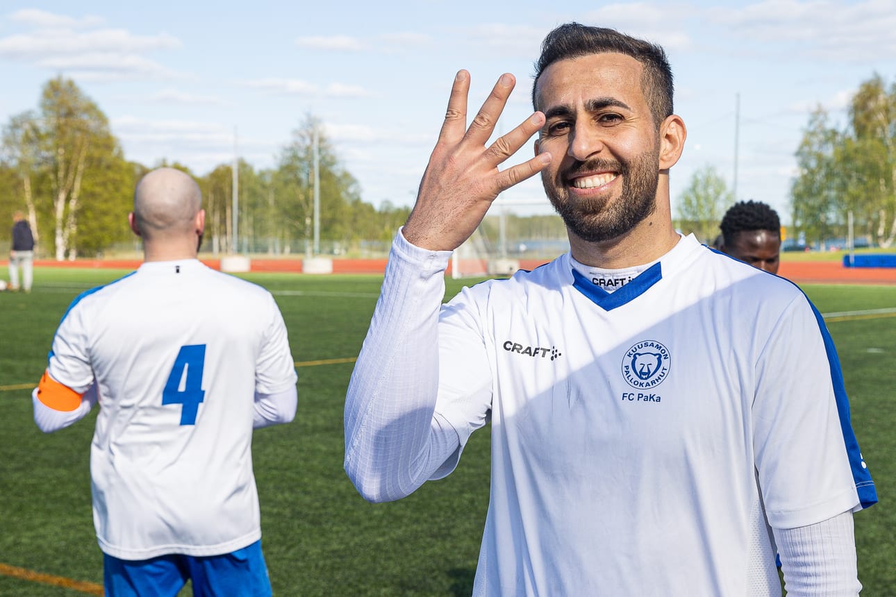 Othman Saber Shateb viimeisteli neljä maalia Limingan Pallokarhujen verkkoon. Vasemmalla numero neljä paidassaan FC PaKan kapteeni Niko Pirttijärvi.