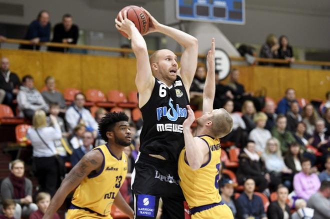 Seagullsin Kayel Locke ja Alex Vaernerberg pysäyttivät Kobrien Tuomas Viertolan miesten Korisliigassa. KUVA: LEHTIKUVA / ANTTI AIMO-KOIVISTO