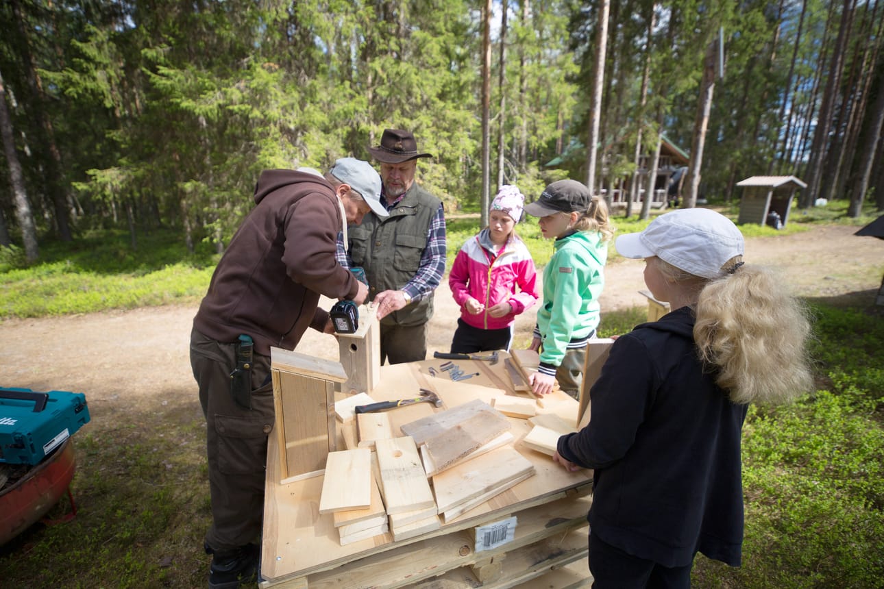 Linnunpönttöjä rakentamisessa lapsien apuna olivat Raimo Komulainen ja Sulo Heikkinen.