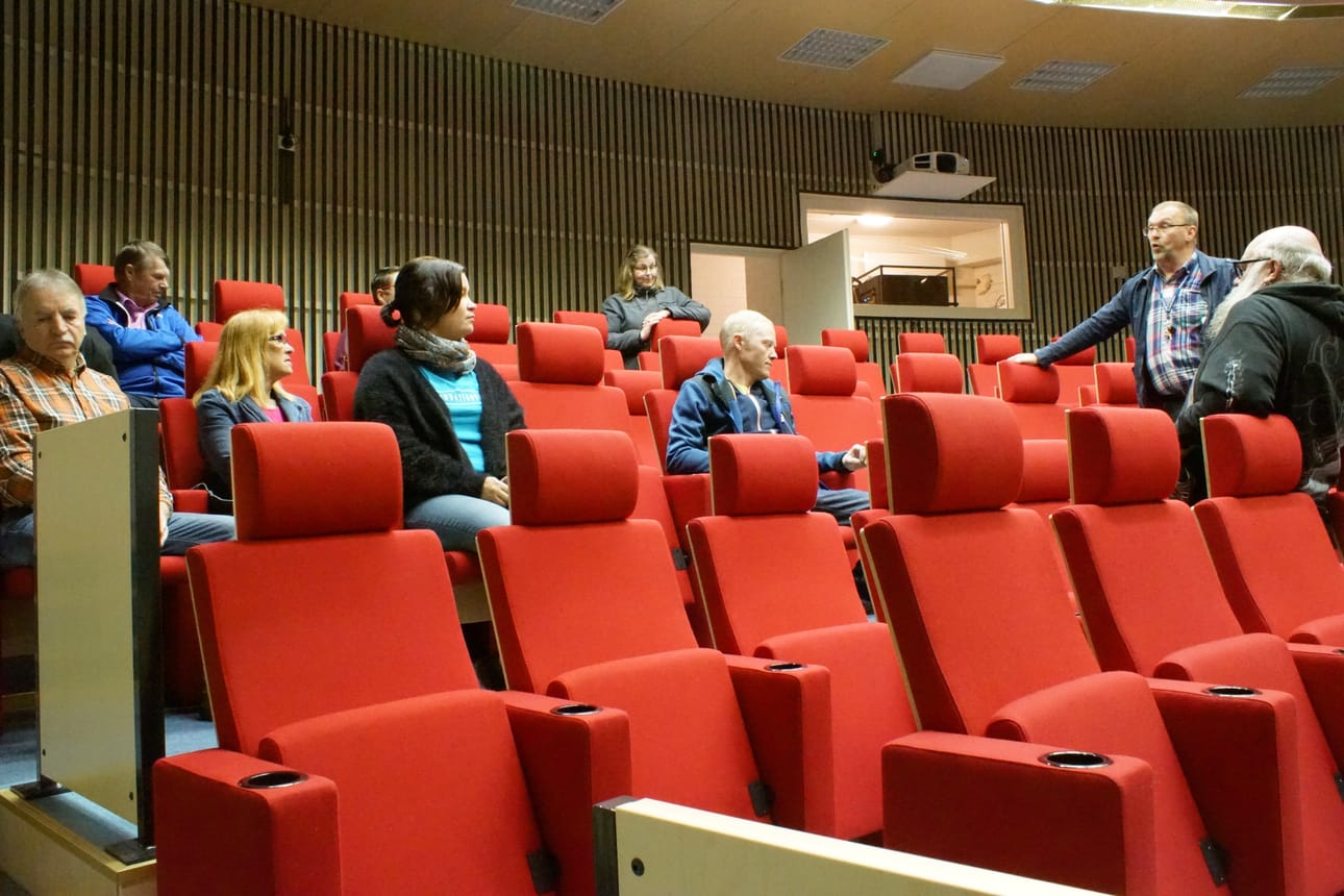 Elinympäristövaliokunta kuuli kaupungin teknisen johtajan Eero Talalan raportin pieleen menneestä katsomopenkkien asennuksesta.