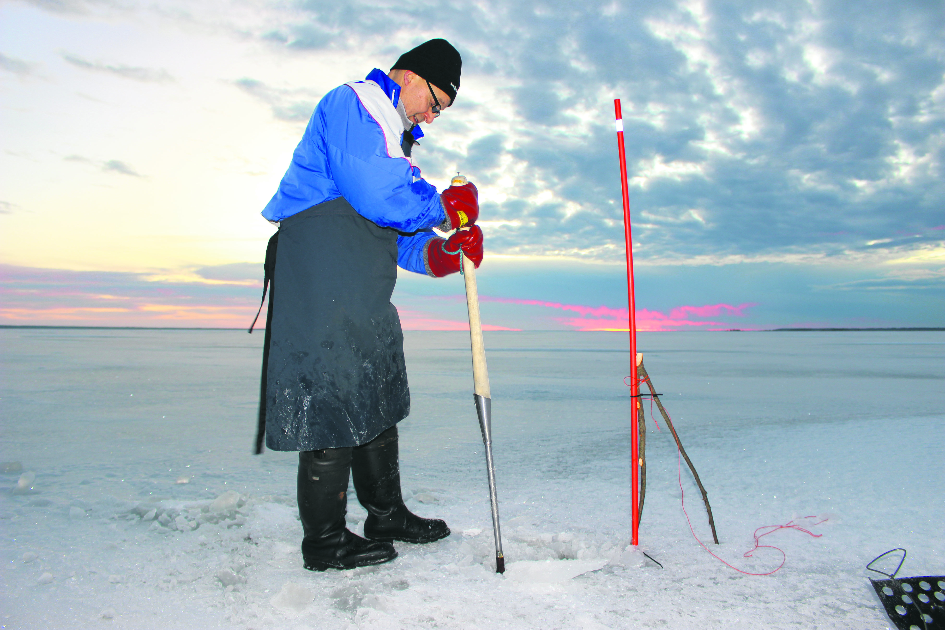 Eero Ronkainen valmistelee pyyntipaikkaa.