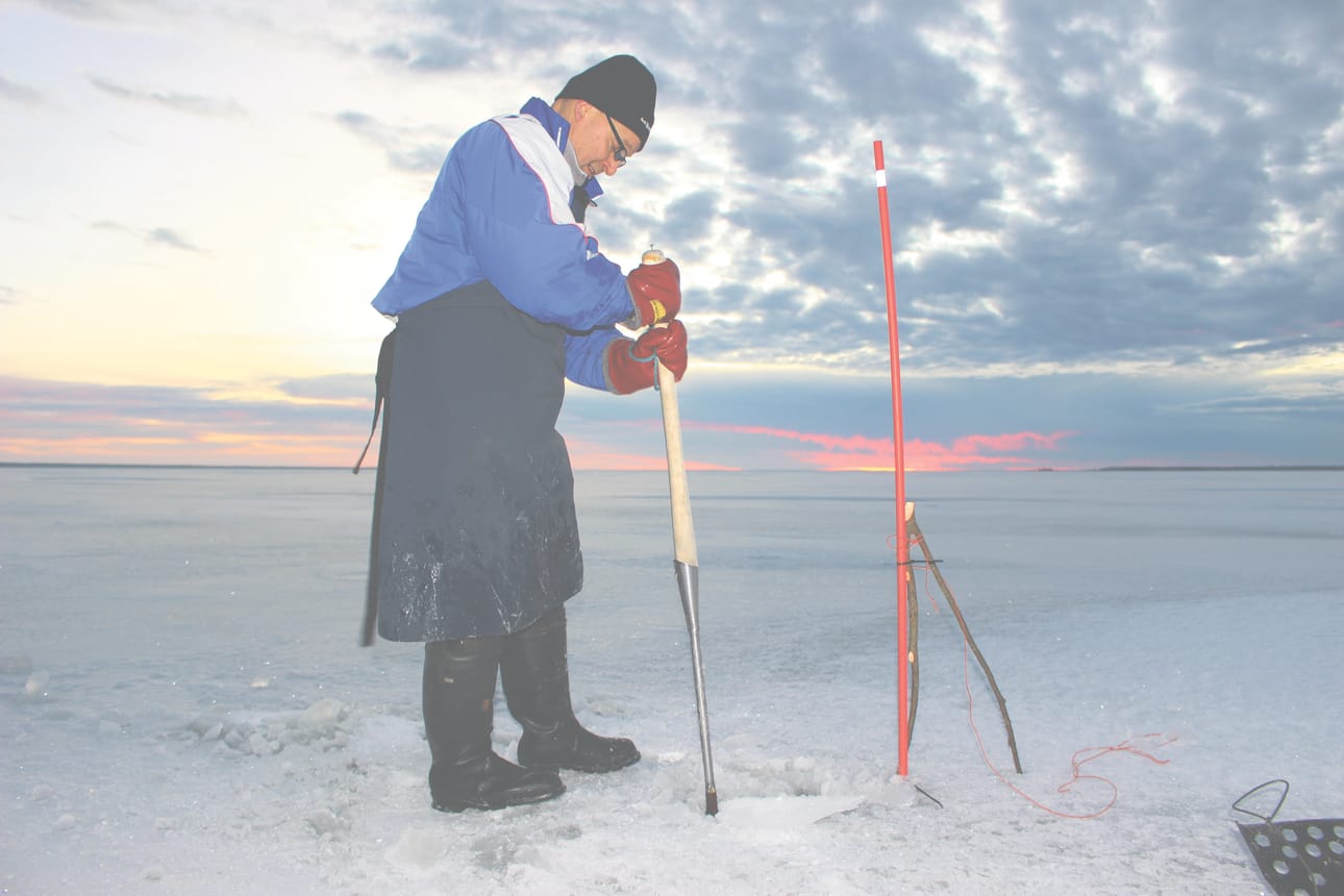 Eero Ronkainen valmistelee pyyntipaikkaa.
