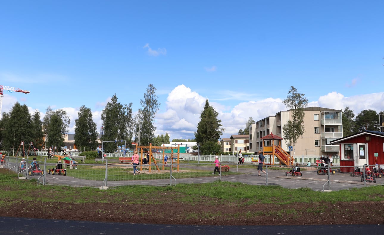Liikennepuiston toimintapäivään osallistui runsaasti lapsiperheitä. Polkuautoja ei jää parkkiin, kun lapset harjaannuttavat ajotaitojaan vielä kisan jälkeenkin.