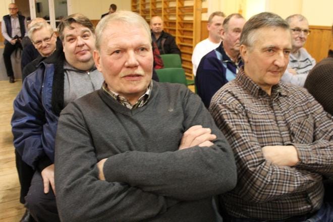 Jari Pusaa (edessä vasemmalla) toivoo susi-, harakka-, varis- ja naakka-asioissa Suomelle enemmän sananvaltaa. KUVA: REIJO HEIKKILÄ