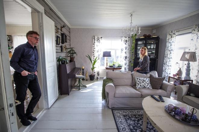 Mika ja Virpi Billing remontoivat taloaan noin neljä vuotta. Olohuoneen valtavan leveät lankut löytyivät puuvajasta. Ne käytiin sahauttamassa saman paksuisiksi, mutta paikalleen sovittelu oli iso urakka. Hirsiseinä on maalattu harmaalla kalkkimaalilla. Mustan kaapin alaosa on ollut perheessä pitkään. Nyt Virpin isä nikkaroi siihen yläosan, jonka ovina ovat vanhat ikkunat – ja arvokkaannäköinen astiakaappi oli valmis. Sohvapöytä on vanha patinoitunut ruokapöytä, jonka jalat sahattiin lyhyiksi. KUVA: Paula Kaskimaa