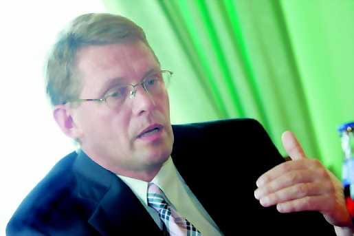 Matti Vanhasen mielestä esimerkiksi terveydenhoidossa on tehtäviä, joissa tarvitaan useamman sadantuhannen asukaspohja.