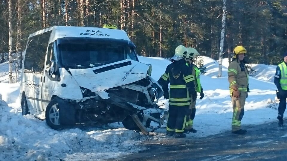 Onnettomuus syntyi, kun pakettiauton kuljettaja ei saanut ajoneuvoaan pysähtymään risteykseen, vaan törmäsi toisen pakettiauton kylkeen.