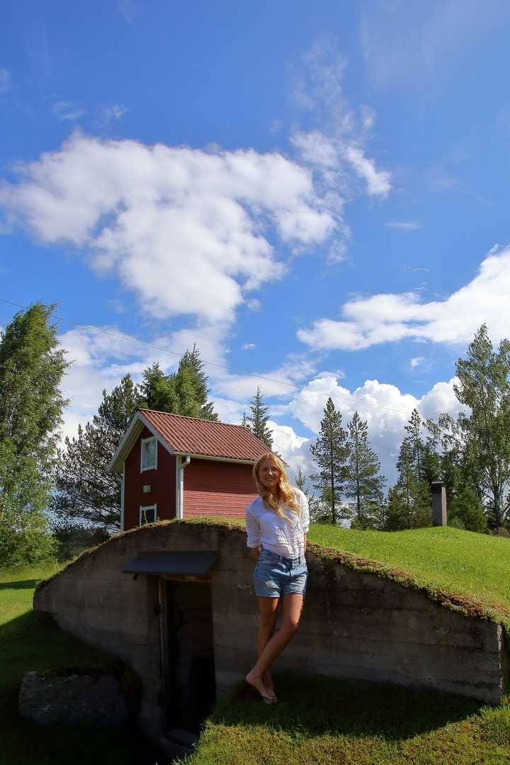Jenni on kasvanut historiallisessa ympäristössä. Jos elettäisiin keskiaikaa, merivesi loiskuttaisi Haaksluodonmäen juurella.