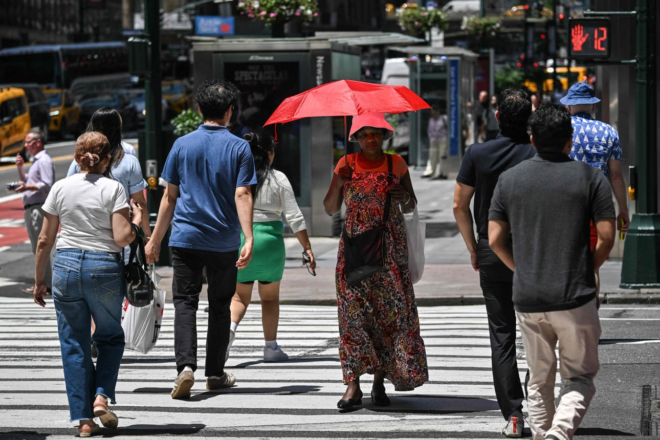 New Yorkin kaupungissa lämpötila nousi tiistaina jopa 37 asteeseen. LEHTIKUVA/AFP