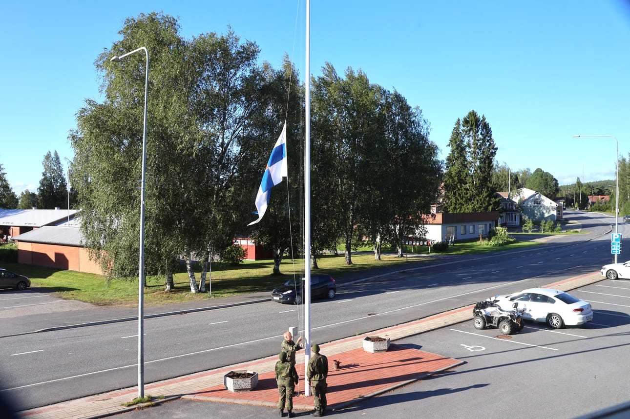 Ennen kutsuntatilaisuuden alkamista aamulla nostettiin lippu kunnantalon salkoon.