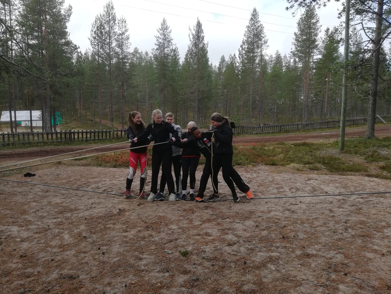 Taitoharjoittelua vaijerilla ja naruilla. Kuusamon Erä-Veikkojen eri jaostojen yhteisleirillä oli mukana kolmisenkymmentä osallistujaa. Leiri pidettiin Oivangissa.
