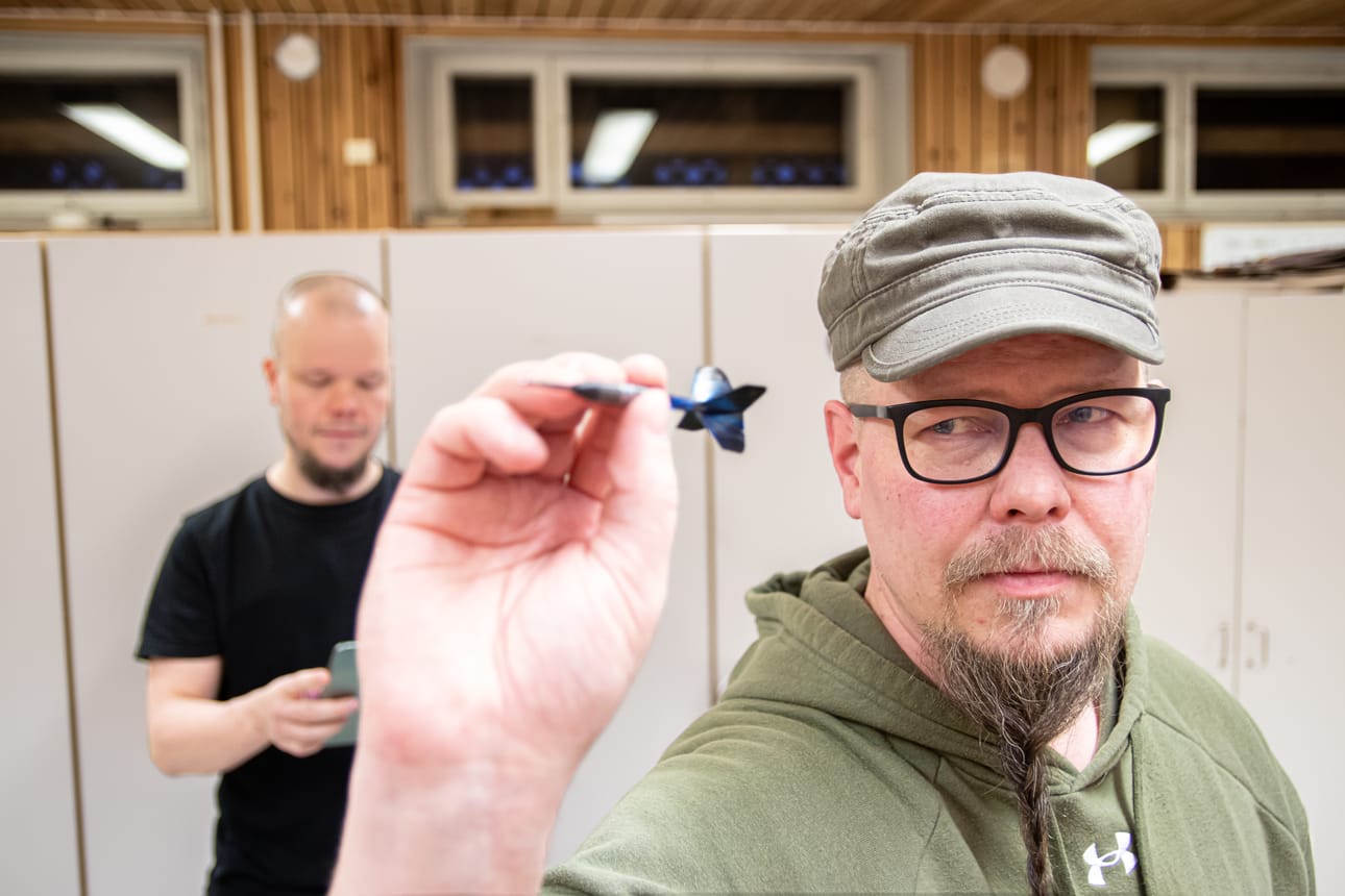 Jani Hautajärvi (edessä) ja Henri Ahola esittelivät Pyrinnön kellariin perustettua darts-luolaa.