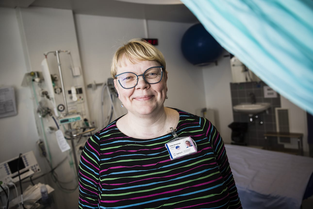 Naistentautien ylilääkäri Katja Hämeenoja korostaa seulontojen tärkeyttä syövän ehkäisyssä..
