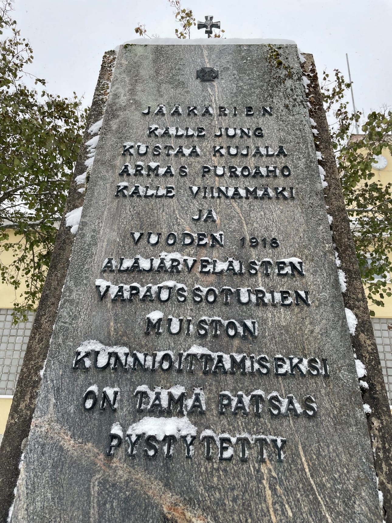 Neljän alajärveläisen jääkärin nimet komeilevat ylimpänä muistomerkissä.
