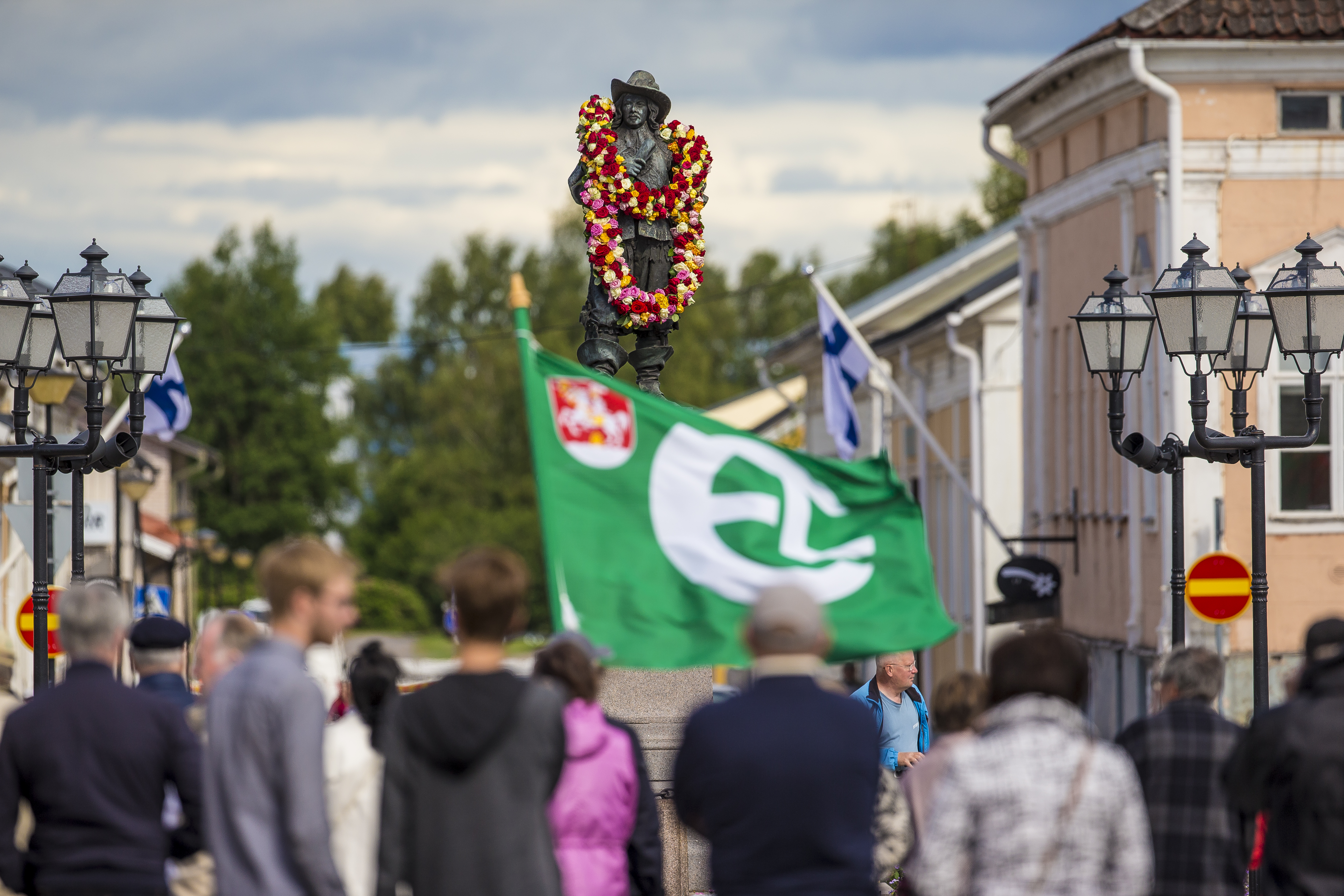 Pekka-patsas saa pitää seppeleensä siihen asti, kunnes ruusut lakastuvat.