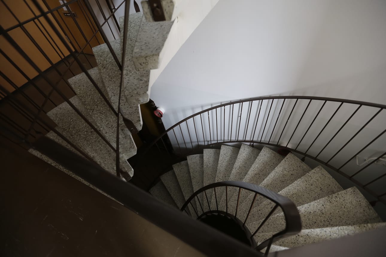 Oulun Heinäpäässä sijaitsevan kerrostalon kellarista löytyi viiden lapsen ruumiit tiistaina.