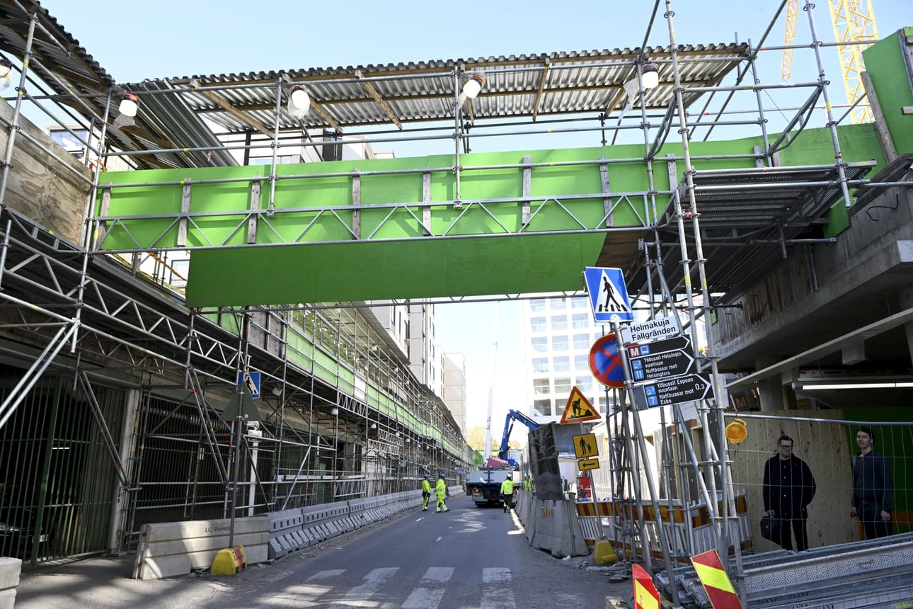 Tilapäinen kävelysilta romahti Espoon Tapiolassa toukokuussa 2025.