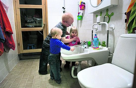 Myös vessan lavuaari on liikkuvaa mallia. Pasi ei siis pääse lintsaamaan Eeron vaipanvaihdosta.
