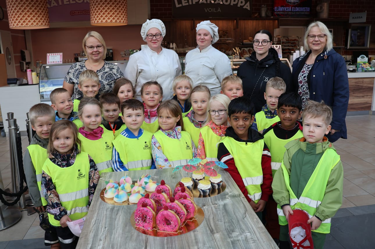 Esikoulun opettaja Heidi Eklund, lastenhoitajan sijainen Laura Ronkanen ja lastenhoitaja Ulla Mäki toivat lapset maistelemaan herkkuja, jotka leipuri-kondiittori Kati Sihvonen ja leipuri-kondiittori Tiia Yliketola olivat valmistaneet piirustusten ja kuvallisia suunnitelmia täydentäneiden ohjeiden mukaan.
