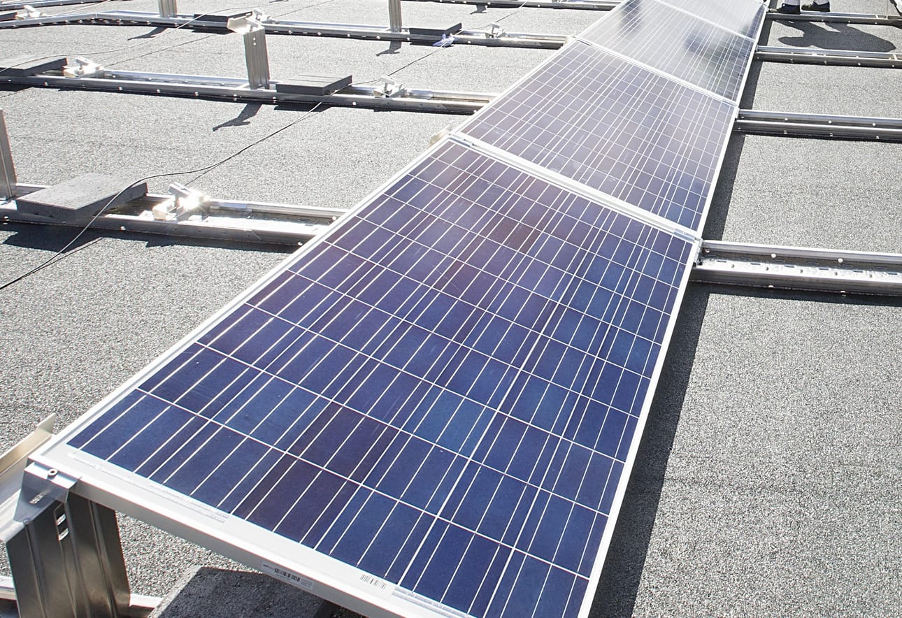 Aurinkovoimala tuottaa eniten energiaa kesällä, jolloin kirjaston energiantarve on suurinta.