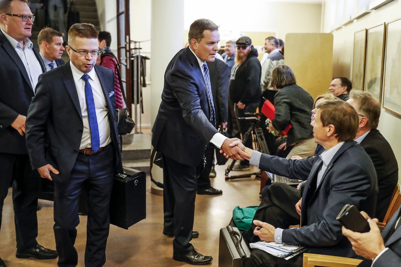 Kittilä-käräjille saapuivat kaikki 27 syytettyä kuntapäättäjää. Heidän läsnäolonsa varmisti 500 euron uhkasakko. Asiamies Jari Korhonen kättelee Kittilän valtuuston pitkäaikaista puheenjohtajaa Timo Kurulaa.