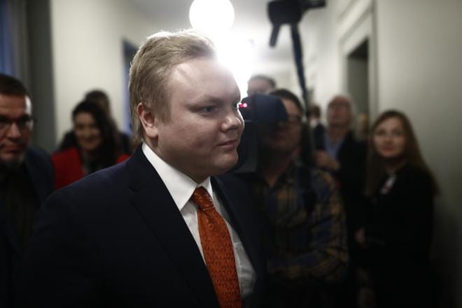 Ryhmänjohtaja Antti Kurvinen (kesk.) meni tyynen oloisena sdp:n ryhmän eteen, vaikka kertoikin, että ainahan se esiintyminen vähän jännittää.