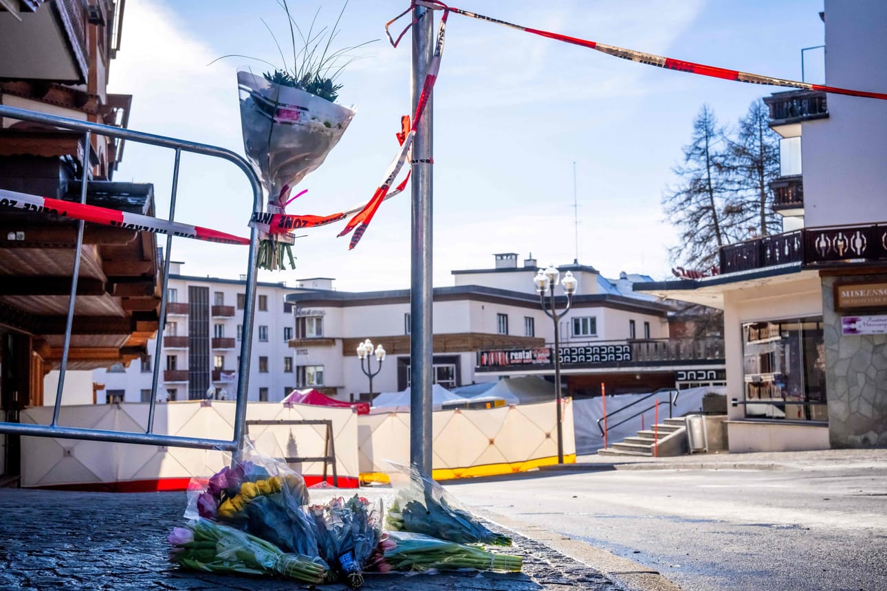Sveitsiläisen hiihtokeskuksen palopaikan tuntumaan on tuotu kukkia.
