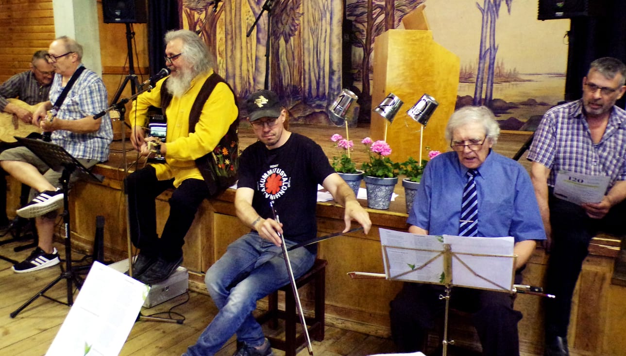 Säestyksistä vastasi orkesteri erilaisilla soittimilla: Mikko Mytkäniemi, Timo Rinta-aho, Klaus Lavila, Kai Lavila, Olavi Hankaniemi ja Antti Kuivasmäki.