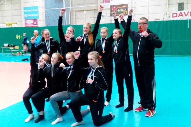 KuLePan C-tyttöjen joukkue riemuitsi SM-mitaleistaan. KUVA: KATI RASINPERÄ