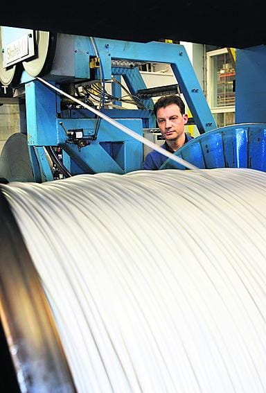 Rauli Jaurakkajärvi ajaa muovieristyslinjaa Drakan tehtaalla Oulun Ruskossa.