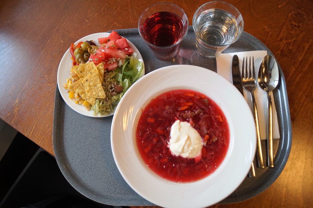 Ravintola Susiteetin salaattipöydän tarjonta on runsas ja borssikeiton makua paransi tuhti tujaus smetanaa.