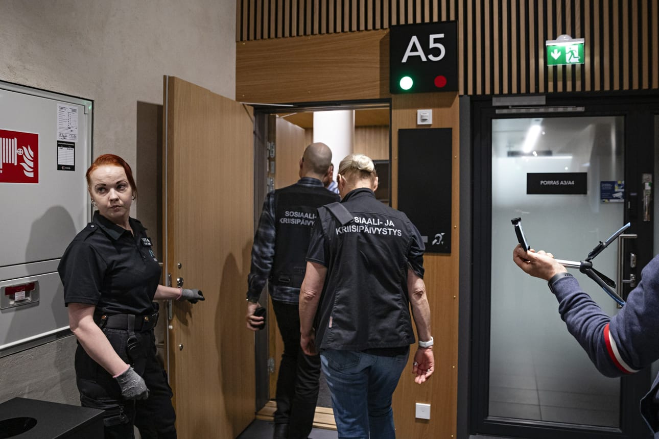 Pohjois-Pohjanmaan hyvinvointialueen sosiaali- ja kriisityöntekijät osallistuivat suljettuun vangitsemisistuntoon Oulun käräjäoikeudessa. LEHTIKUVA / TIMO HEIKKALA