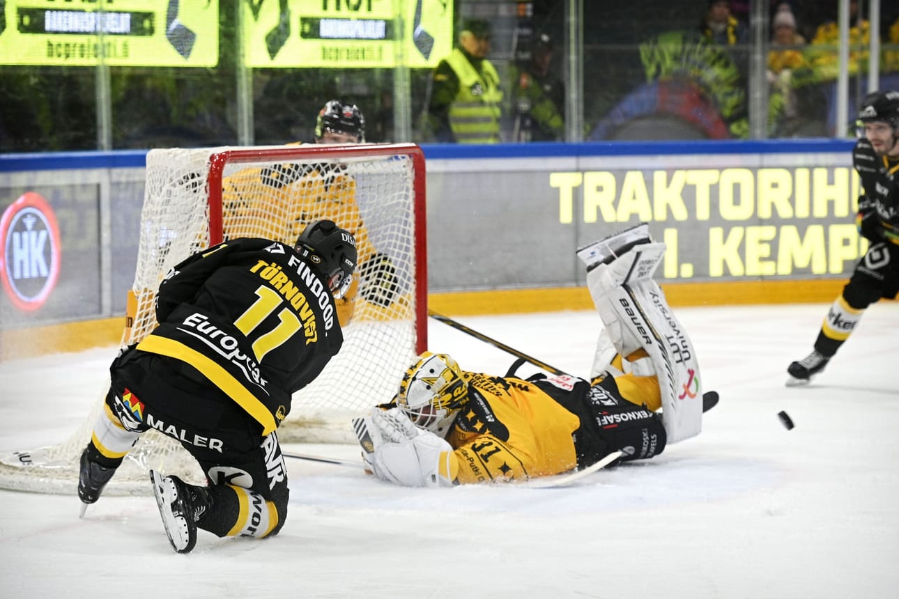SaiPan latvialaisvahti Gustavs Grigals oli loistavassa torjuntavireessä. Tässä hänen venymisensä todistaa lähietäisyydeltä Kärppien Henrik Törnqvist.