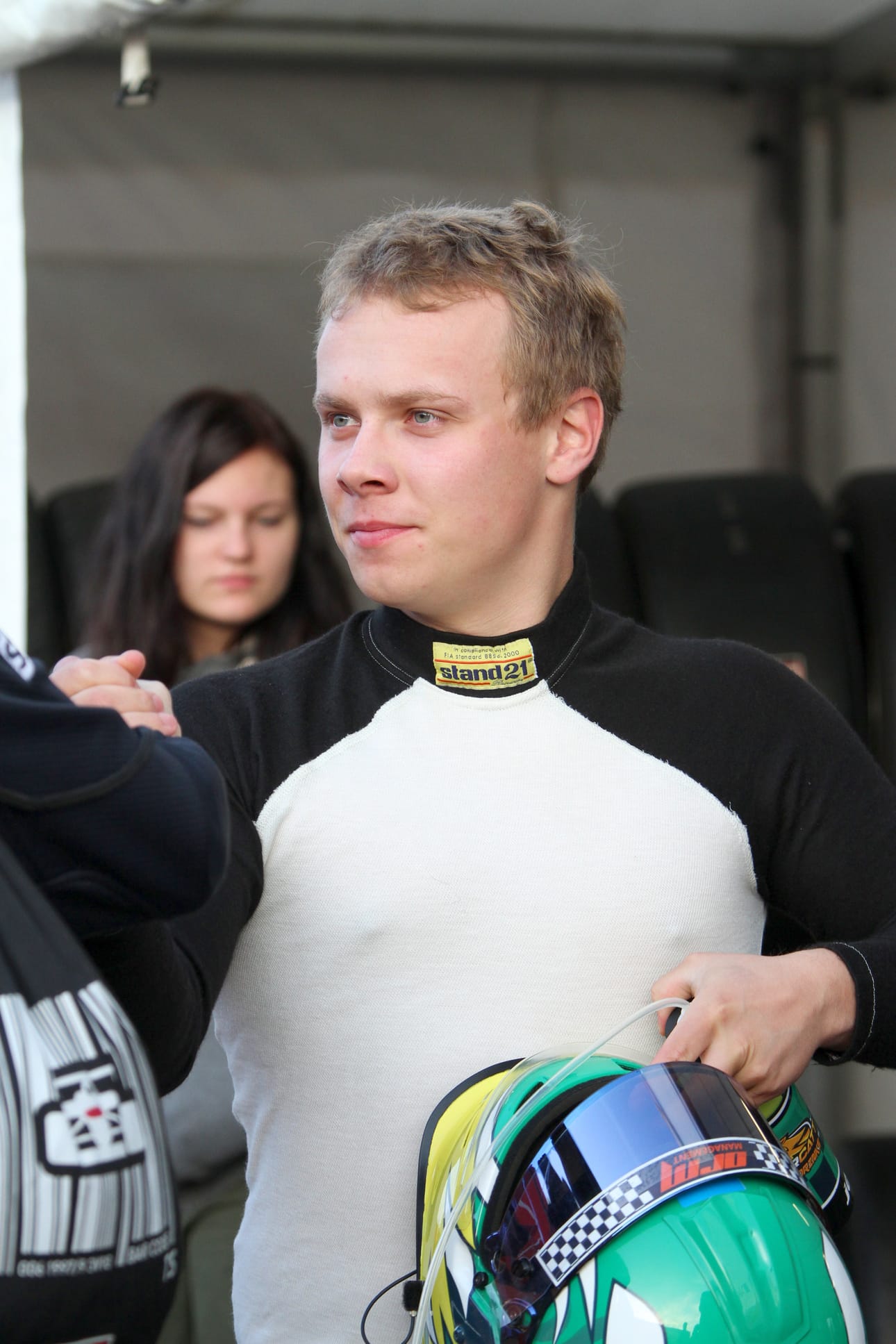 Jesse Anttila hyppää kilpaurallaan eteenpäin.