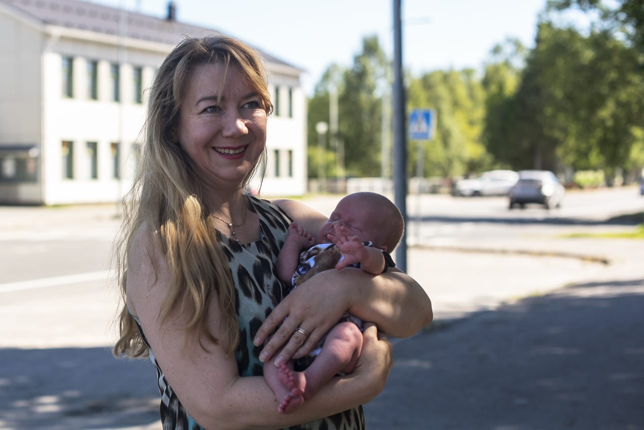 ”Olisihan minulla muutakin tekemistä kuin istua yhdeksän tuntia viikossa taksissa, mutta taksipalveluista minulla ei ole moitteen sanaa”, Kela-taksia ahkeraan käyttävä Olga Korpela sanoo.