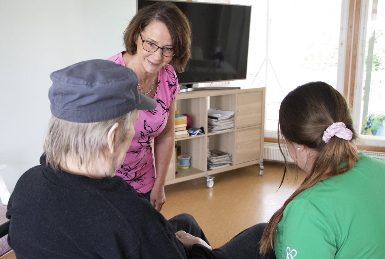 Helmiinassa lähihoitajina työskentelevät Anna-Liisa Keskitalo ja Anniina Keskitalo valmistelevat asiakasta jumppahetkeen.