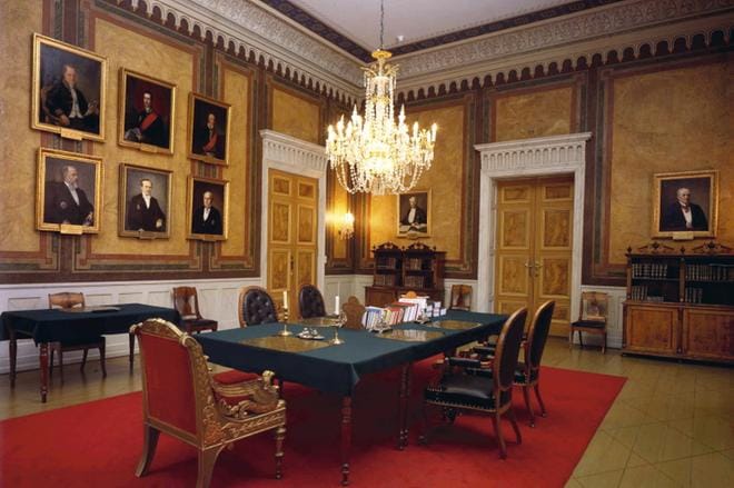 Toisen osaston istuntosalissa on vahva autonomian ajan tunnelma. Seinillä on autonomian ajan hovioikeuden presidenttien muotokuvia.