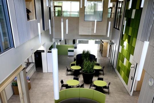 Tuki ja osaamiskeskuksen pääaula. Ensimmäisen vaiheen luonnosten jälkeen 7000 neliömetrin kokonaisuudesta muutettiin 150 neliömetriä käytäviä asumisen ja toiminnan hyödyksi. KUVAT: JOUKO HÄNNINEN