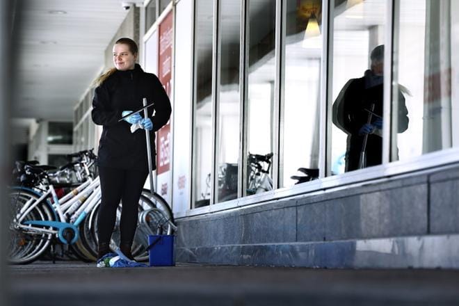 Siivoojana työskentelevä Jenni Suojanen siivosi tiistaiaamuna vapun jälkiä Seinäjoen torilla. KUVA: KARI LÖFHJELM